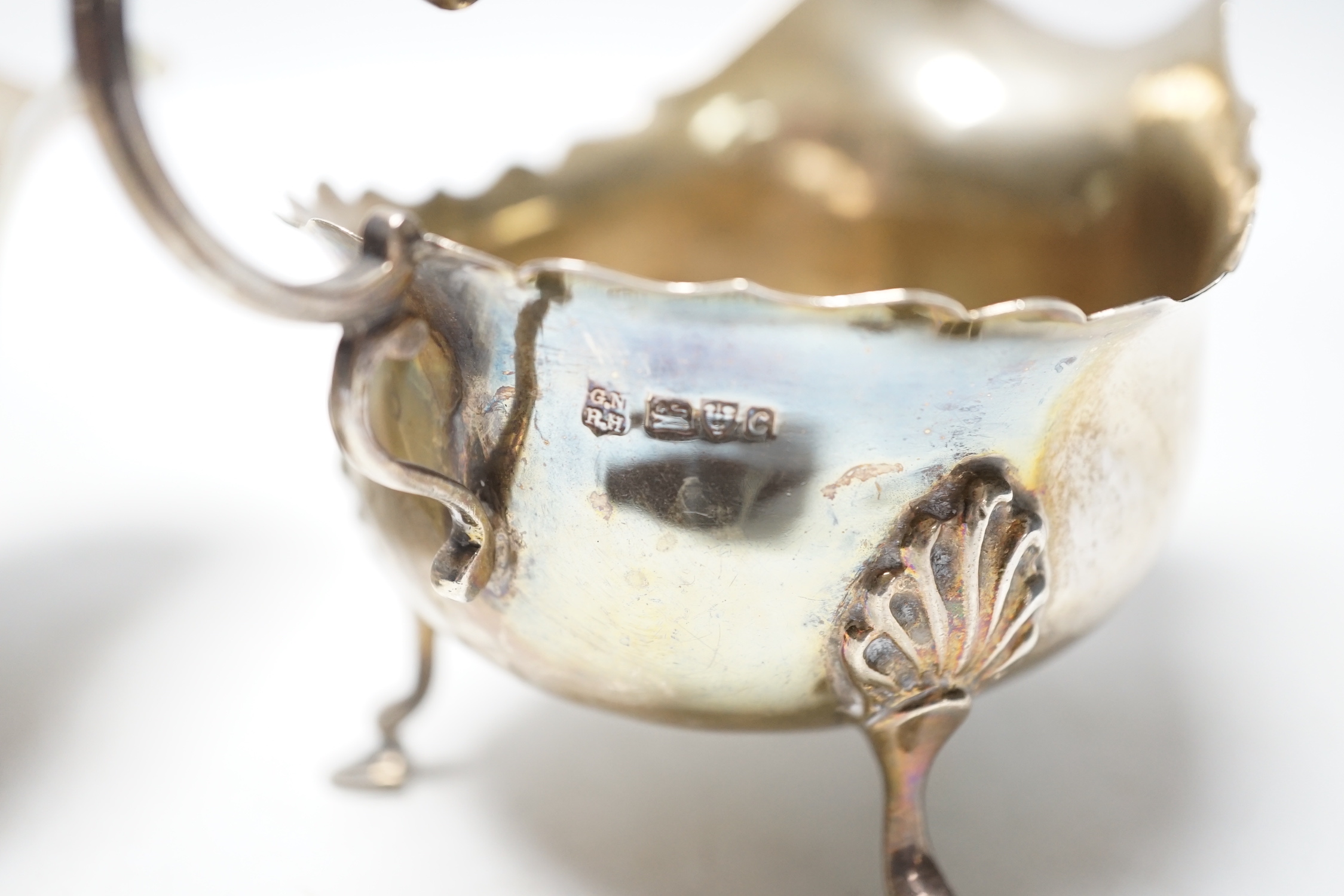 An Edwardian silver sauceboat, Chester, 1903 and a later silver sauceboat, Birmingham, 1936, 6oz.